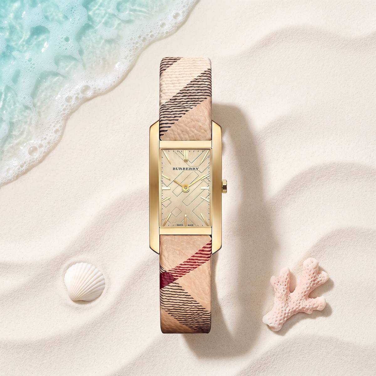 Montre Burberry Pioneer, rectangulaire dorée, bracelet tissu Haymarket, TIJD&CO